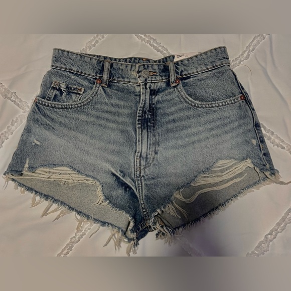 Zara High Waisted Ripped Curved Denim Shorts in Size US Women’s 6 (BNWT) - Picture 3 of 6